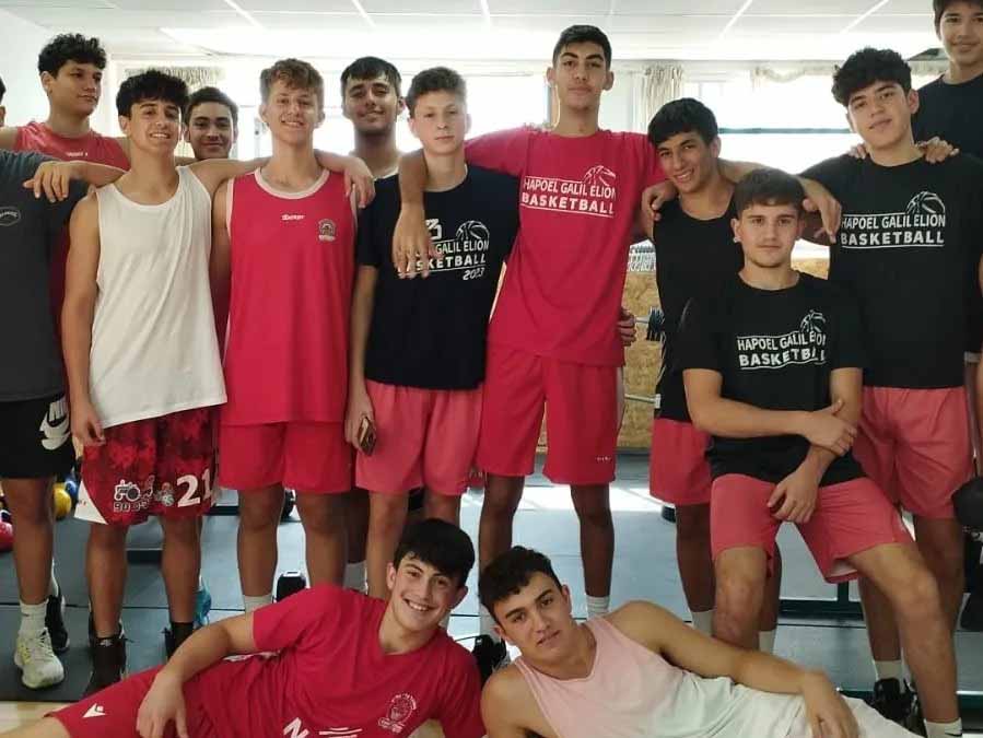 שחקני מועדון הכדורסל גלבוע מעיינות עם שחקני מחלקת הנוער של גליל עליון