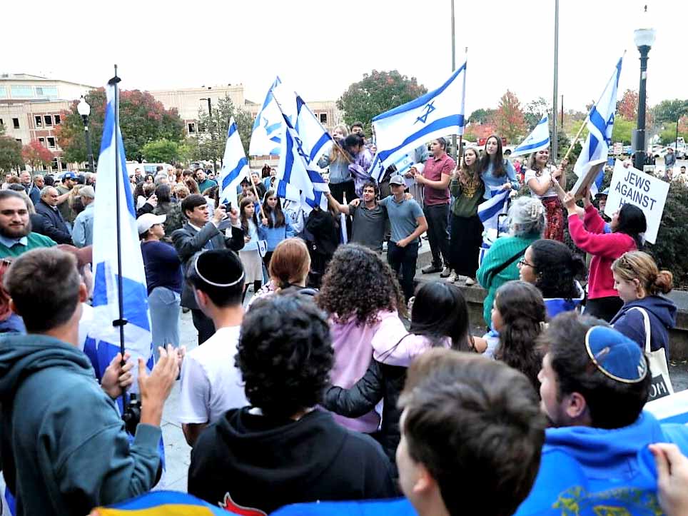 עצרת תמיכה בישראל בווסט הרטפורד. הארת בניין עיריית אינגלהיים בצבעי דגל ישראל. אלבום פרטי (באדיבות עיריית עפולה)