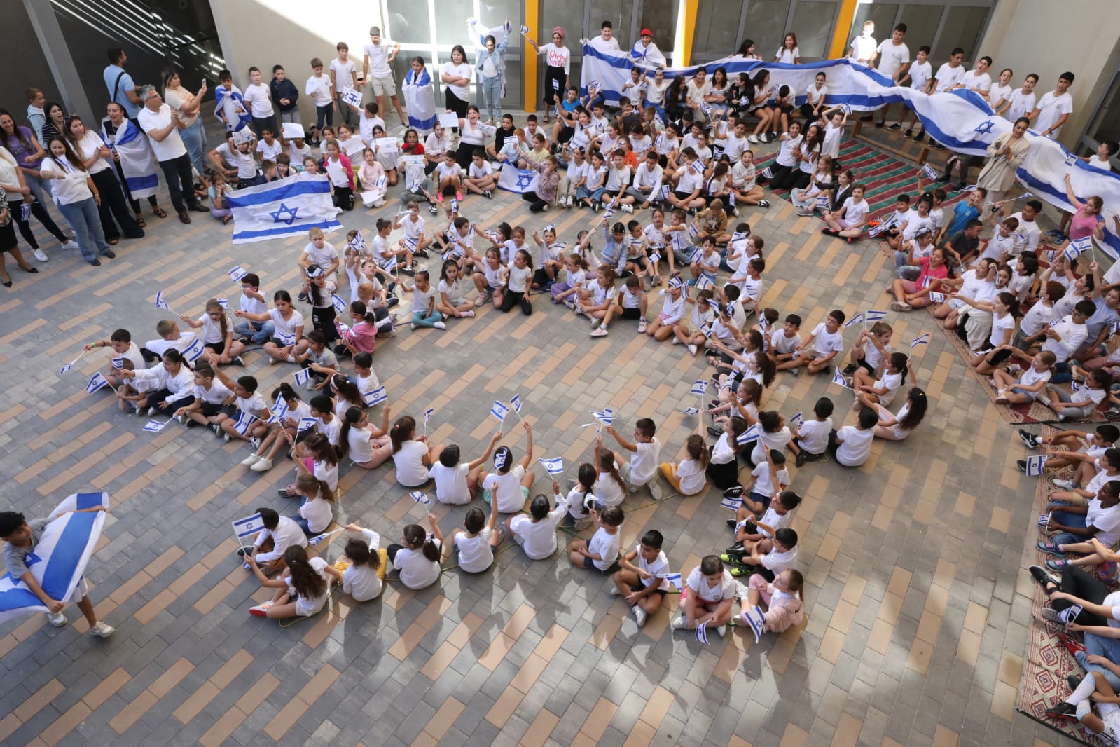 10,000 דגלי ישראל יונפו על ידי תלמידי מגדל העמק והוריהם. צילום: דוברות העירייה