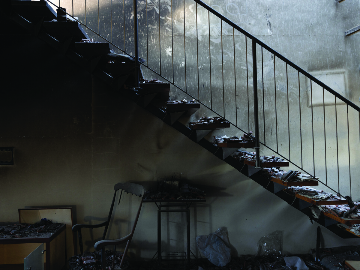 גרם מדרגות שרוף בבארי. צילום: סתיו פאולמן