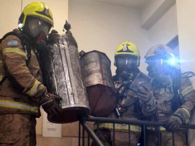 שריפת מבנה בעפולה: לוחמי-האש חילצו ספרי תורה וספרי קודש