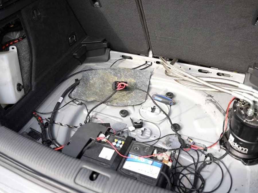 שיפורי רכב לא חוקיים שהתגלו בתא האחסון של רכב