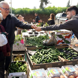 דוכן ירקות בשוק האיכרים בגלבוע