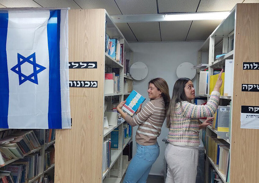 המכללה הטכנולוגית נוף הגליל תרמה עשרות ספרים לבתי הספר בעיר