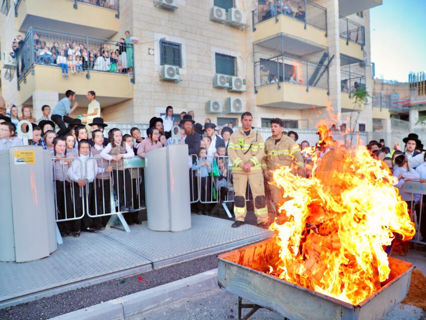 מירון בנוף הגליל: אלפים בהדלקות ל'ג בעומר בשכונת הר יונה ג'