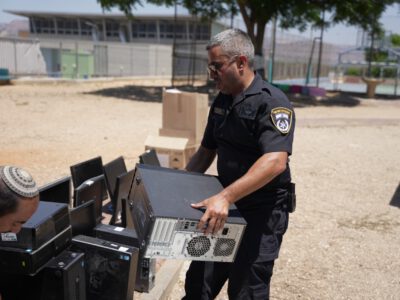 מחשבים שנתפסו בפשיטות משטרה נתרמו לבתי ספר בעפולה וניר העמק