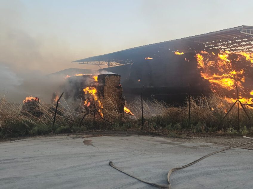 עמק המעיינות: מתבן נשרף בקיבוץ מסילות