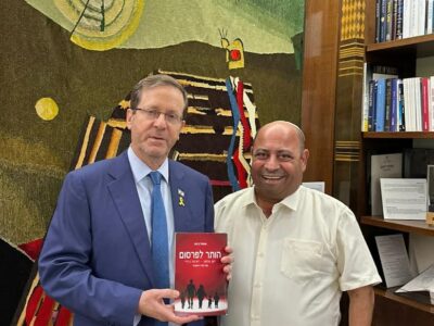 "הותר לפרסום": טרילוגיית ספרים של מחנך וסופר בעפולה מתעדת משפחה – בשנה של שגרת מלחמה