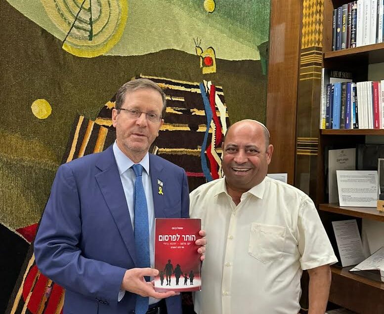 "הותר לפרסום": טרילוגיית ספרים של מחנך וסופר בעפולה מתעדת משפחה – בשנה של שגרת מלחמה