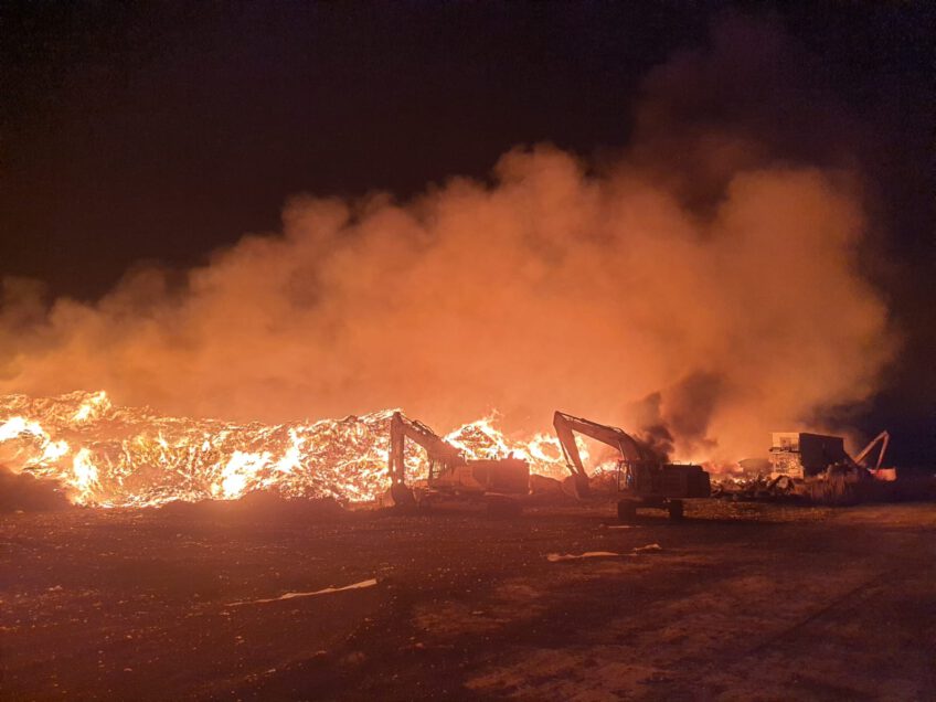 דיווח ראשוני: שריפה גדולה משתוללת במפעל אקוסיק הסמוך לעפולה