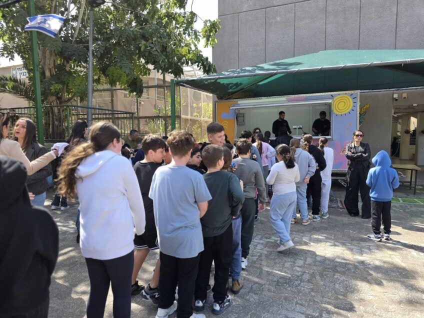 פודטראק עם המבורגר וצ׳יפס: החגיגה הקולינרית לפני פורים בביה״ס במגדל העמק