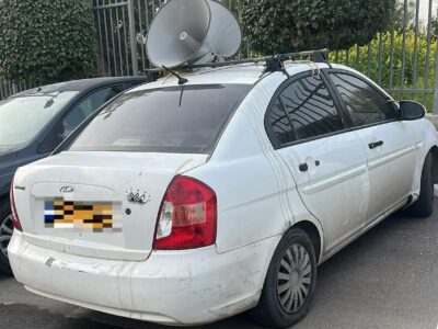 צפו בתיעוד: עובד סופר בנוף הגליל חשוד שאסף עגלות קניות ברכבו