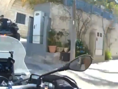 צפו במצלמות קסדת האופנוענים: מרדף מורט עצבים אחר רוכב טרקטורון באזור