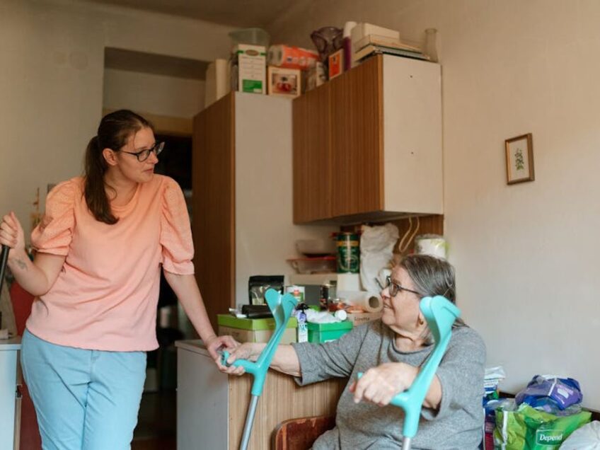 דיור מוגן או מגורים בבית – מה עדיף בגיל השלישי?