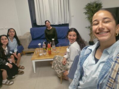 פורים: חניכי בני עקיבא בבית שאן במיזם מיוחד לחלוקת משלוחי מנות למשפחות השכולות של חללי צה"ל