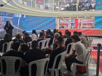 ויצו ניר העמק: תלמידי מגמת תקשורת ביקרו באולפני החדשות של ערוץ 13
