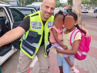 מגדל העמק: ילדה ננעלה בשגגה ברכב, מתנדב ידידים חילץ אותה בשלום