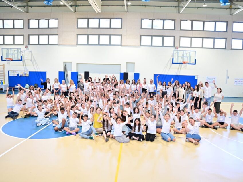 חגיגת אנגלית עירונית במגדל העמק: מאות תלמידים הובילו יום