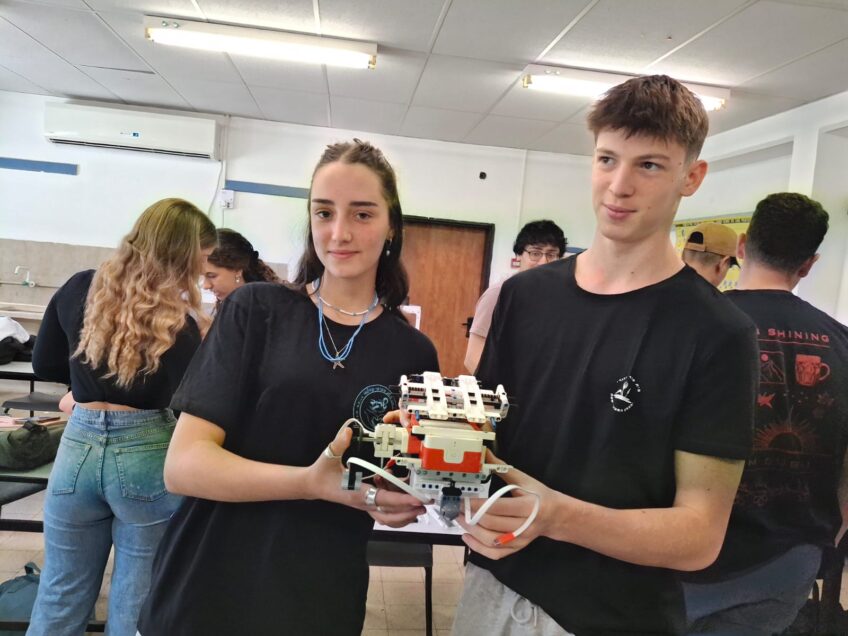 חדשנות בחינוך: תלמידות ותלמידי בית הספר 'העמק המערבי' משתתפות ומשתתפים בתוכנית היוקרתית "רובופיזיקה"