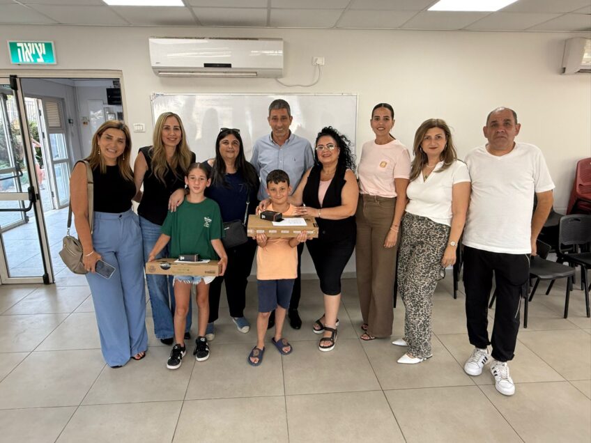מגדל העמק: 255 מחשבים היברידיים חולקו לכל תלמידי שכבה ד'