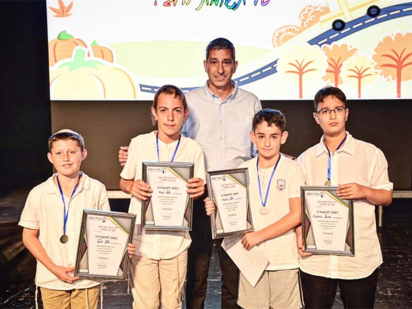 12 תלמידים התמודדו בחידון התנ"ך העירוני במגדל העמק – ארבעה זוכים בתארים