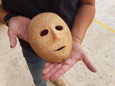 מי מסתתר מאחורי המסכה? הסיפור מאחורי הגולגולות שהתגלו בסמוך לצומת המוביל