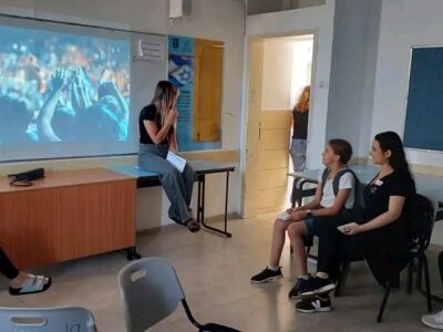 ניר העמק: תלמידי שכבה ט' נפרדו מחטיבת הביניים בהפעלת השכבה הצעירה ביום האנגלית