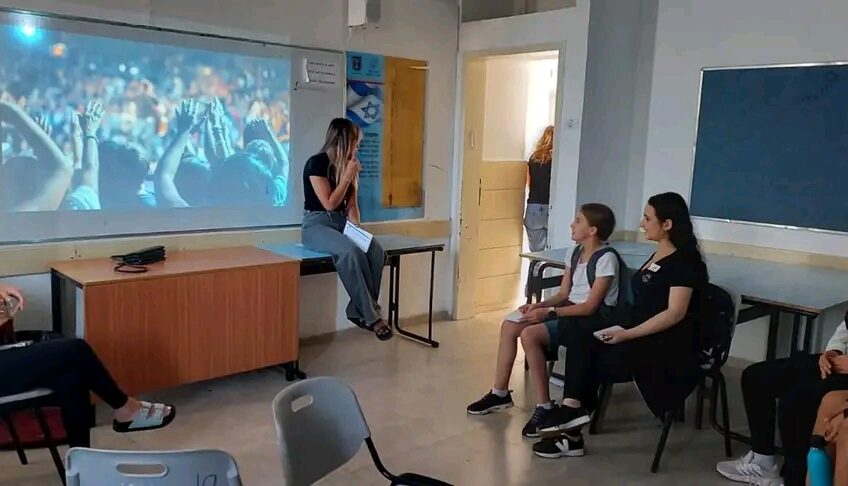 ניר העמק: תלמידי שכבה ט' נפרדו מחטיבת הביניים בהפעלת השכבה הצעירה ביום האנגלית