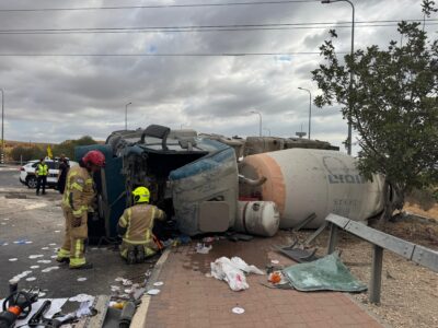 צומת בית שאן: משאית התהפכה – הנהג חולץ על ידי לוחמי האש