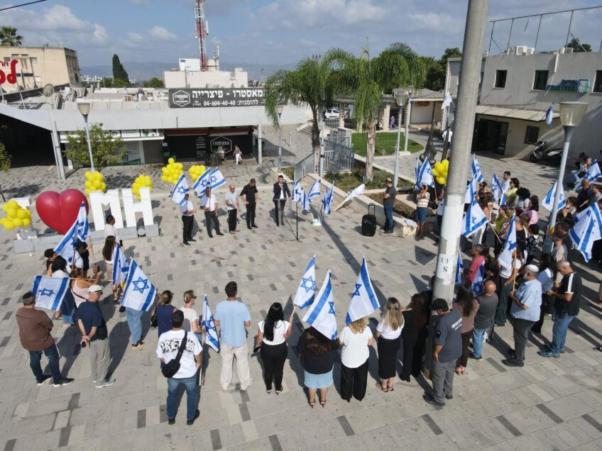 ״לא אירוע פוליטי – תפילה מהלב״: עובדי עיריית מגדל העמק התכנסו לעצרת תמיכה לחזרת החטופים