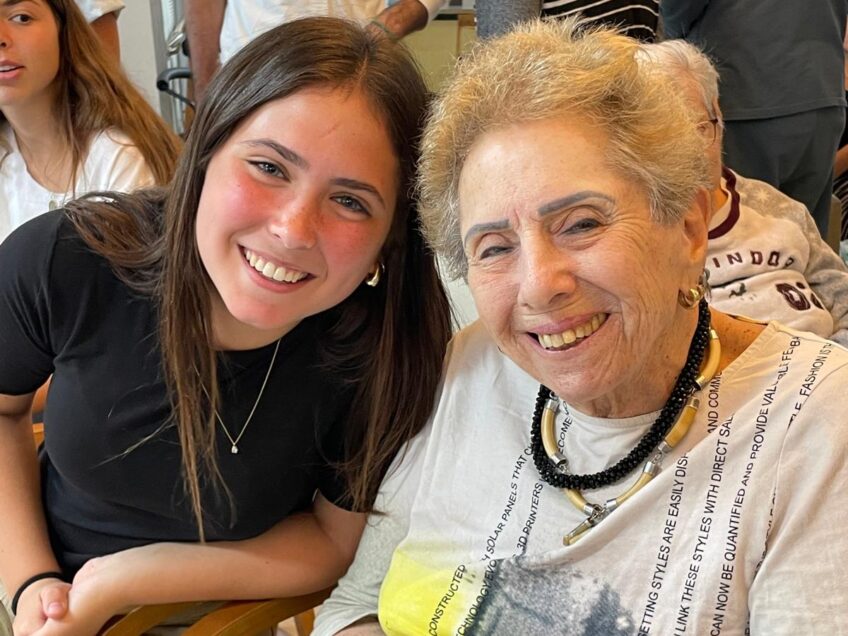 בשירה וריקוד: צעירים מבני עקיבא בבית שאן ריגשו את הדיירים בבית האבות במזרע