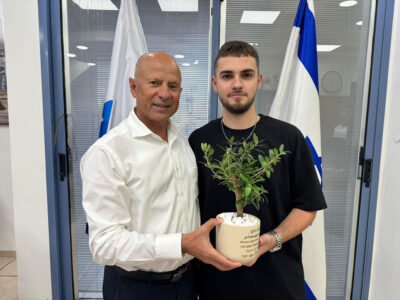 "תודה לאל על הנס": החייל רפאל גדז'ייב שנפצע קשה בפיגוע בצומת התישבי – ביקר בלשכת ראש העיר