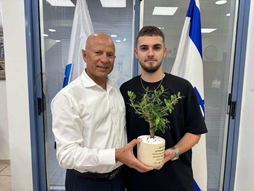 "תודה לאל על הנס": החייל רפאל גדז'ייב שנפצע קשה בפיגוע בצומת התישבי – ביקר בלשכת ראש העיר