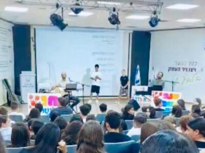 ניגונים של שמחה ושירה בציבור – בכפר הנוער ויצו ניר העמק