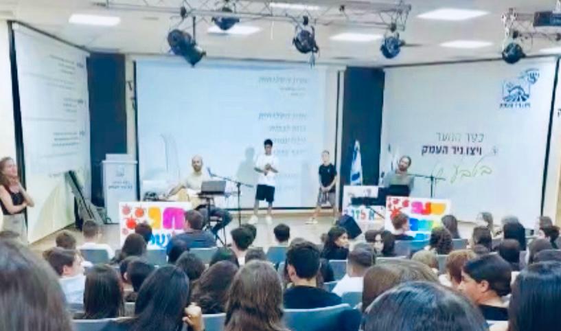 ניגונים של שמחה ושירה בציבור – בכפר הנוער ויצו ניר העמק