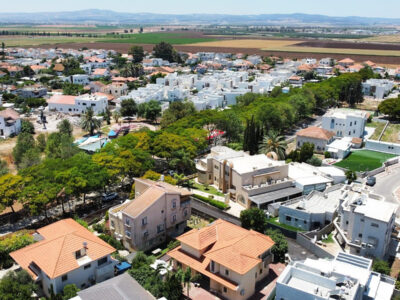 יצירתיים: המתנה של התושבים לשכונתם בעפולה שמציינת 75 שנה – הוצאה לאור של ספר זיכרונות אותו כתבו בעצמם