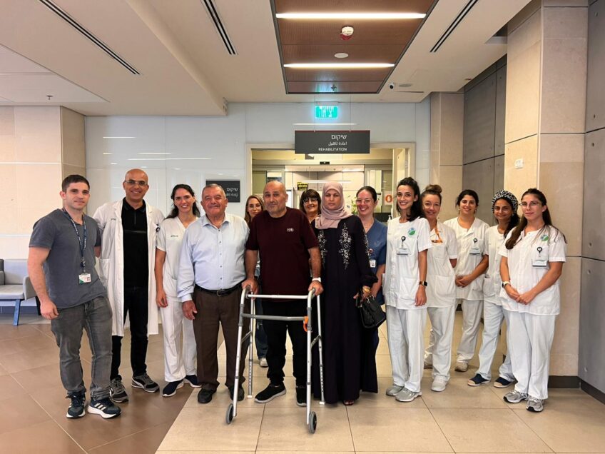 אחרי אירוע מוחי קשה: בן 58 חזר ללכת ולתפקד בזכות שיקום מעורר השראה במרכז רפואי עמק