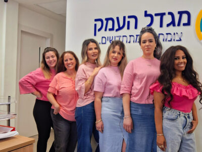 עובדי עיריית מגדל העמק בלבוש ורוד: הזדהות מרגשת עם המאבק בסרטן השד