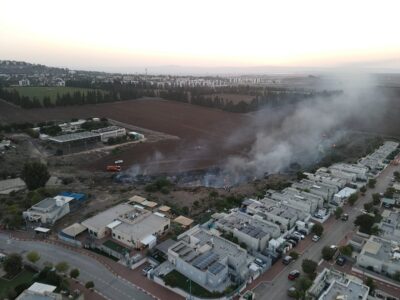 שריפה בשטח פתוח באחוזת ברק: לוחמי האש הגנו על קו הבתים