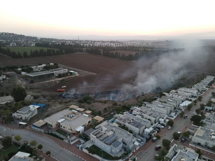 שריפה בשטח פתוח באחוזת ברק: לוחמי האש הגנו על קו הבתים