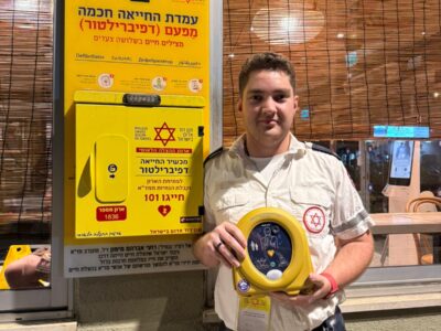 עפולה: חובש מד"א שביצע בדיקות תקינות לעמדת החייאה ציבורית, הציל חיים באמצעות דפיברילטור 