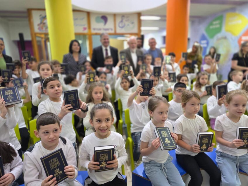 שר החינוך חילק ספרי תנ״ך לתלמידי ביה״ס כסולות בנוף הגליל