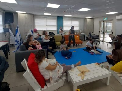 בוקר של אמהות במגדל העמק: סדרת מפגשים מחברת ומעשירה את חופשת הלידה