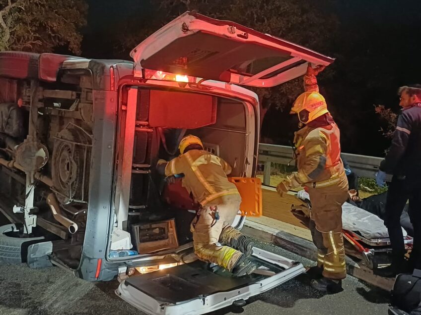צומת אלוני אבא: לוחמי אש ממרחב עפולה חילצו שבעה פצועים ממיניבוס שאיבד שליטה