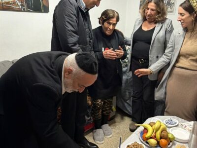 אור של ביחד: מיזם חנוכה קהילתי מחבר בין דורות במגדל העמק