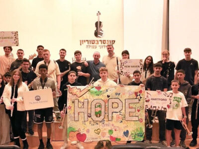 הדגל שמחבר בין הקהילות: מתנה מרגשת מילדי הרטפורד לנוער עפולה