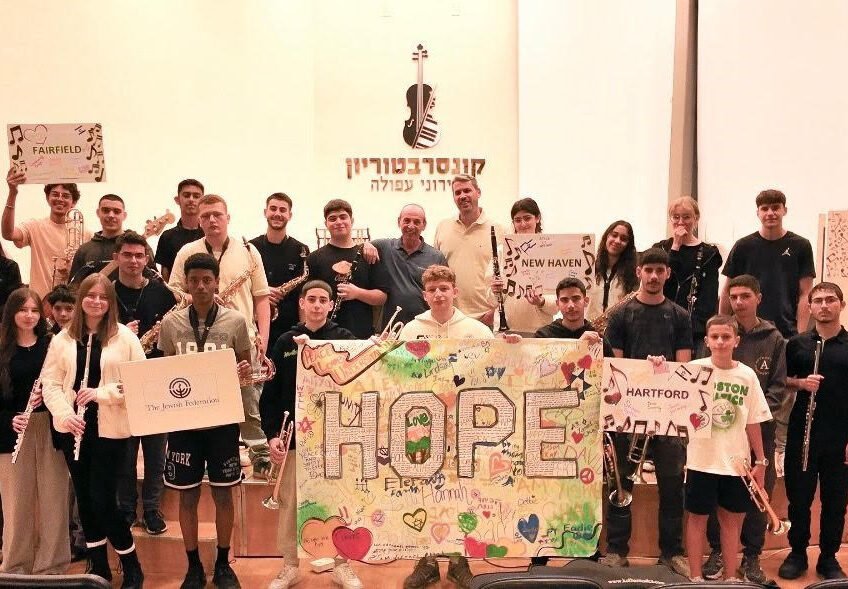 הדגל שמחבר בין הקהילות: מתנה מרגשת מילדי הרטפורד לנוער עפולה