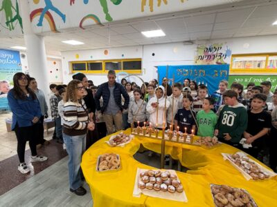 להאיר את העיר: תלמידי "נופים" במגדל העמק יצאו לשמח קשישים