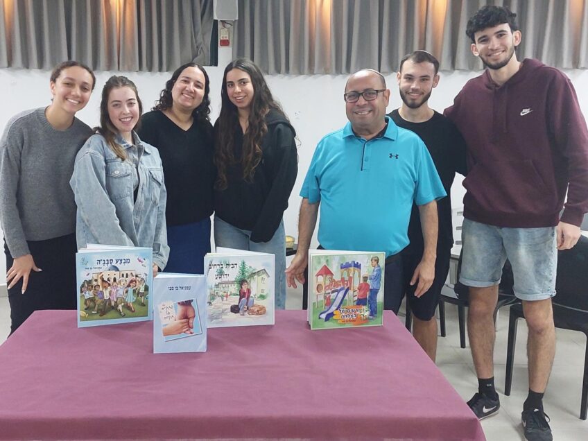 מפגש מרגש בעפולה: הסופר והמחנך עמנואל בן סבו התארח בפנימייה שהייתה לו לבית שני