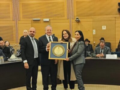 פרס הוקרה בכנסת למגדל העמק על תרומה לתרבות וליחסי ישראל-אזרביג'אן